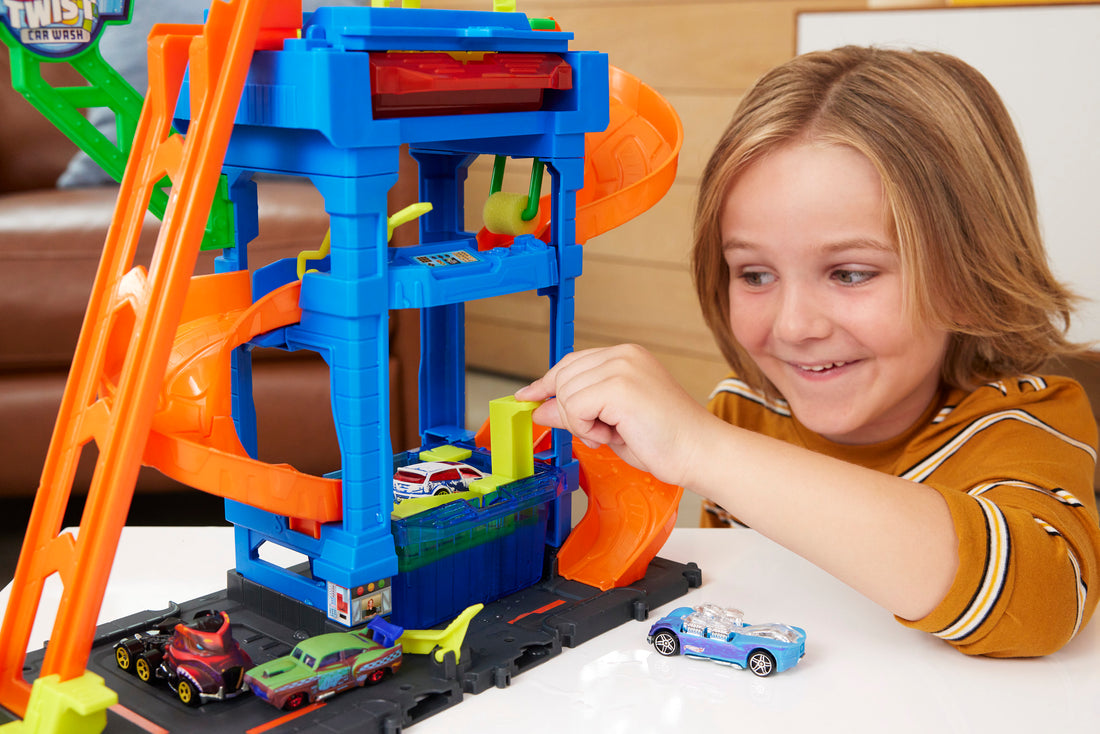 Bundle: Hot Wheels Tunnel Twist Car Wash & 10 1:64 Scale Cars