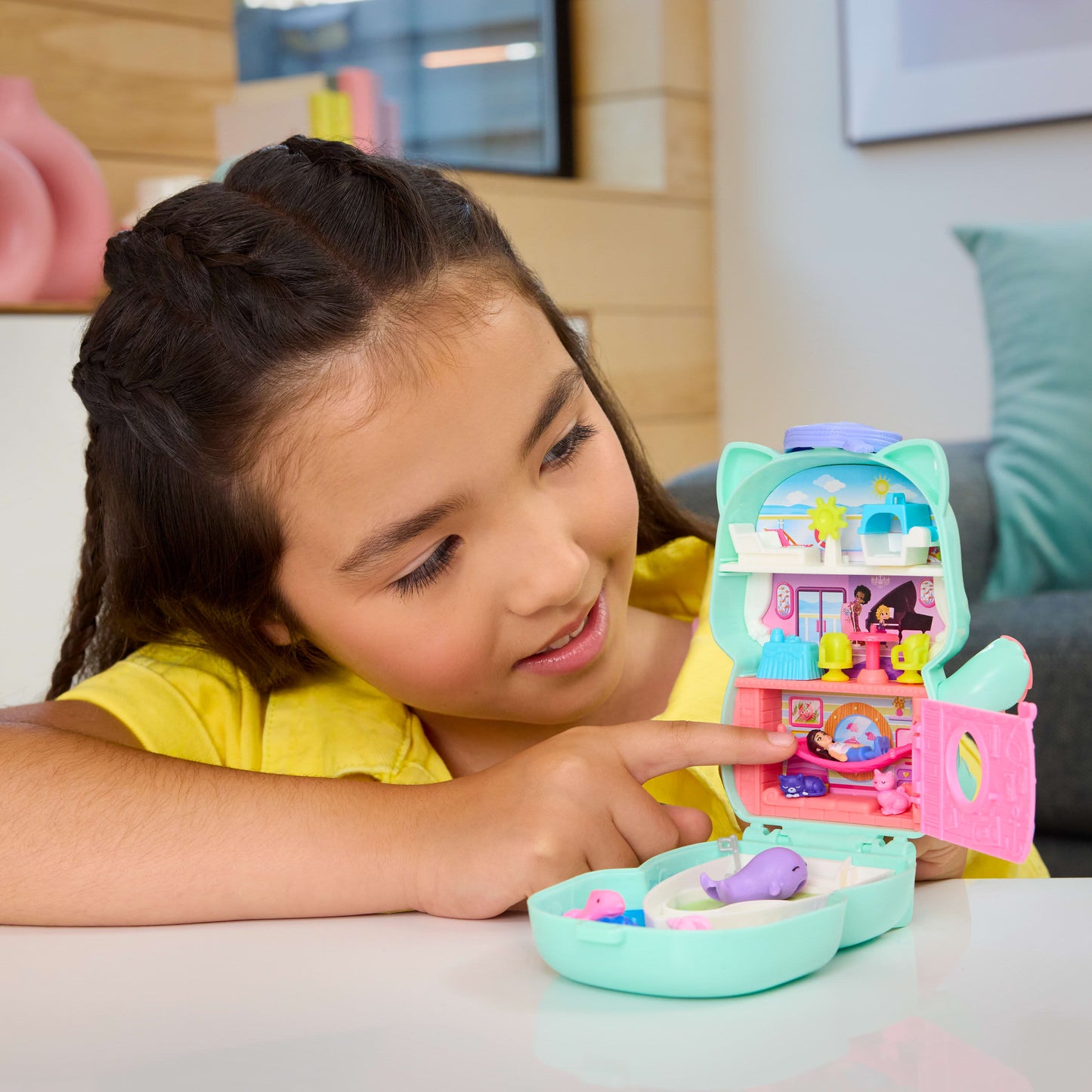 Polly Pocket Set Sail Kitty Compact Playset with 1 Micro Doll and Pet Cats, Travel Toy with Food & Styling Accessories