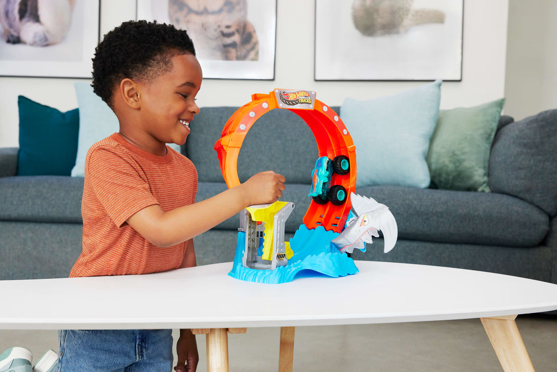 Hot Wheels Monster Trucks Spiral Shark Smash