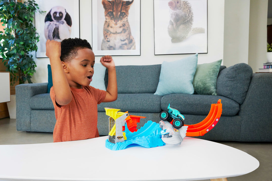 Hot Wheels Monster Trucks Spiral Shark Smash