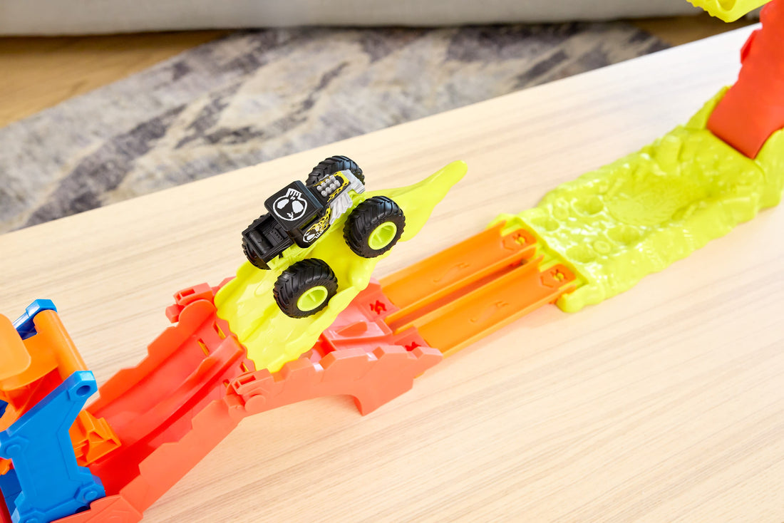 Hot Wheels Monster Trucks Snake Slam Takedown Playset