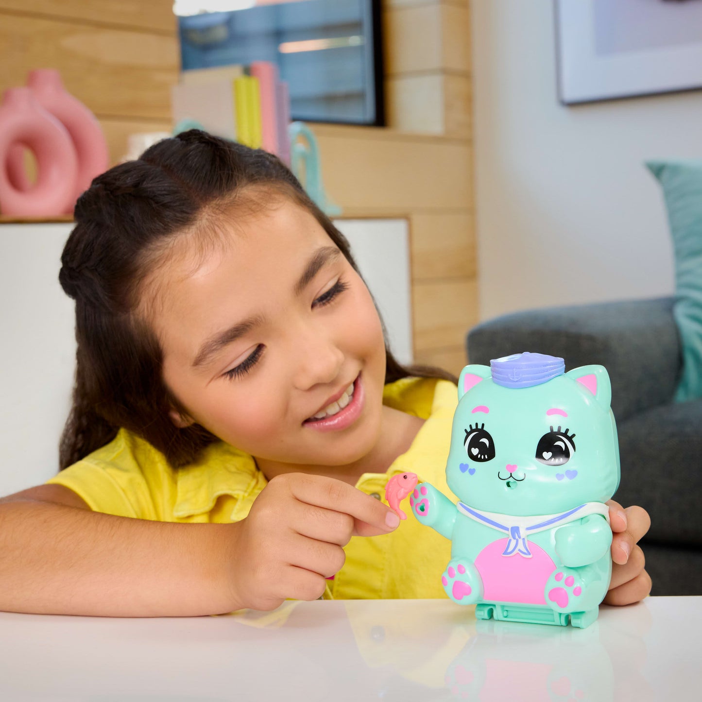 Polly Pocket Set Sail Kitty Compact Playset with 1 Micro Doll and Pet Cats, Travel Toy with Food & Styling Accessories