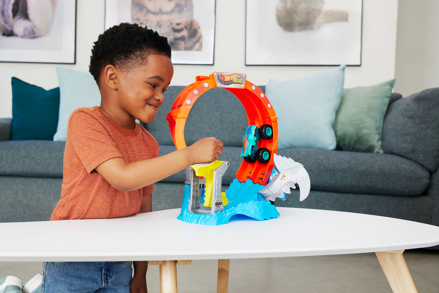 Hot Wheels Monster Trucks Spiral Shark Smash